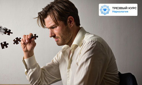 Мужчина собирает пазлы